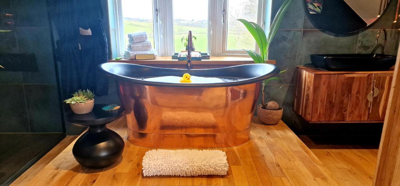 New Amazing The Black Wolf Suite The Grumpy Schnauzer B&B Airdrie Buitenkant foto