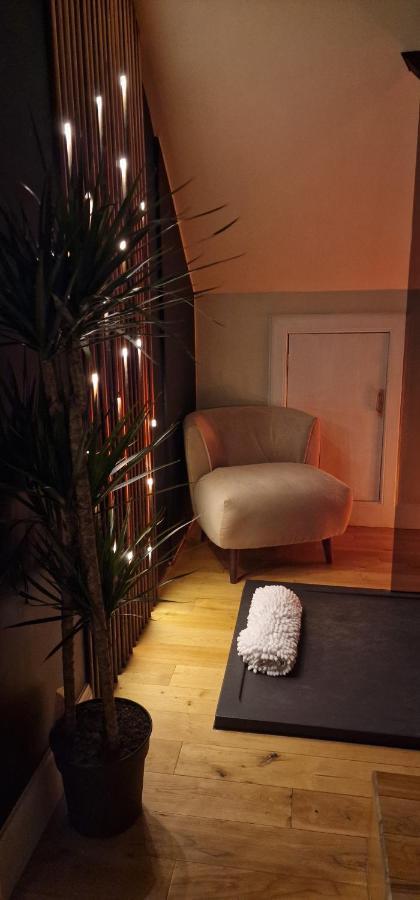 New Amazing The Black Wolf Suite The Grumpy Schnauzer B&B Airdrie Buitenkant foto