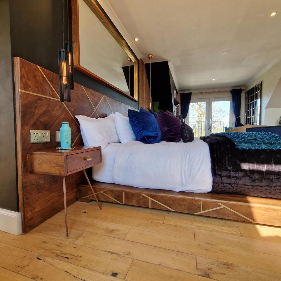 New Amazing The Black Wolf Suite The Grumpy Schnauzer B&B Airdrie Buitenkant foto