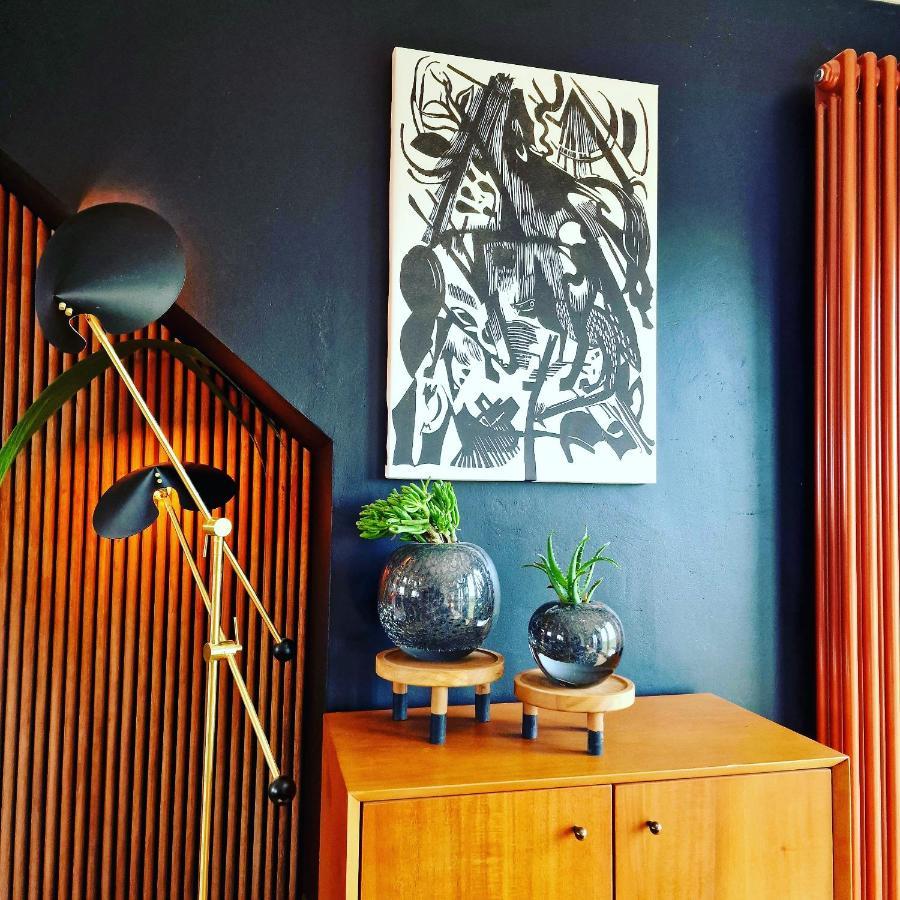 New Amazing The Black Wolf Suite The Grumpy Schnauzer B&B Airdrie Buitenkant foto