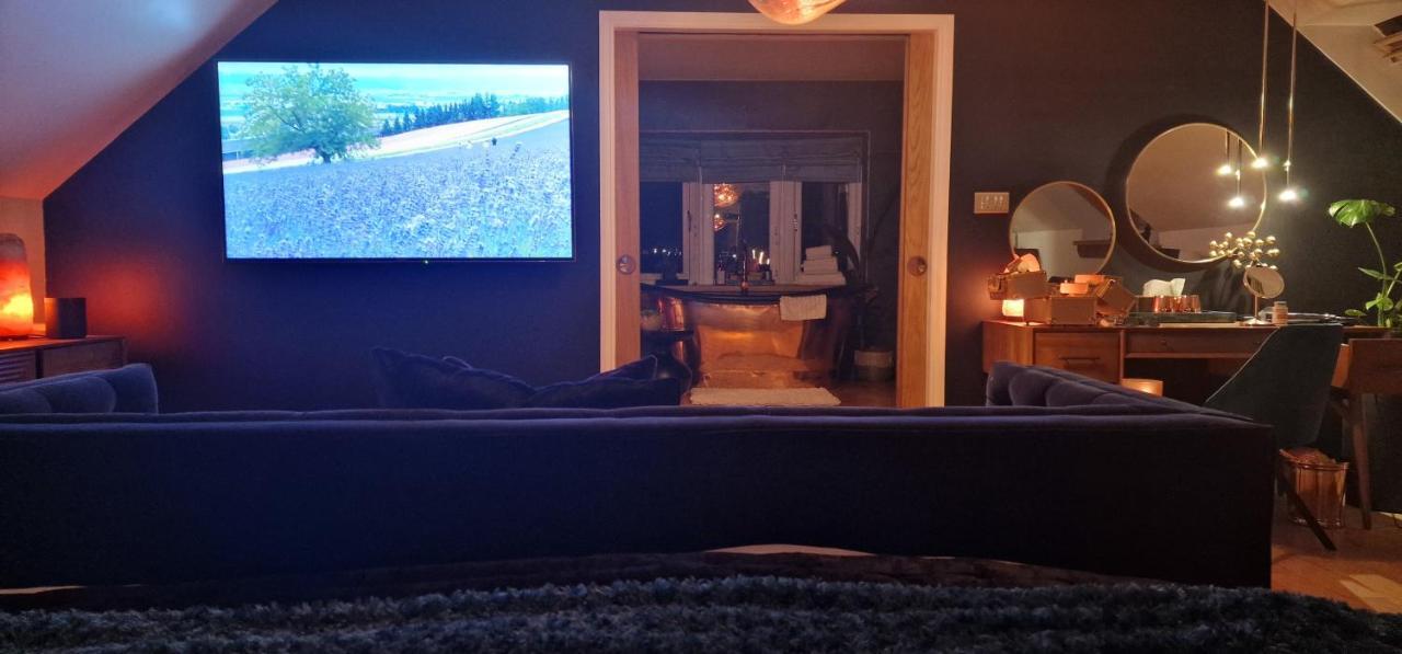 New Amazing The Black Wolf Suite The Grumpy Schnauzer B&B Airdrie Buitenkant foto