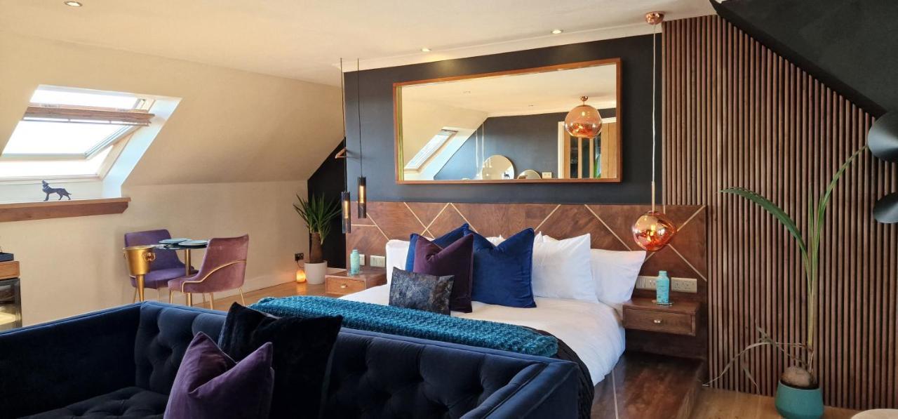 New Amazing The Black Wolf Suite The Grumpy Schnauzer B&B Airdrie Buitenkant foto