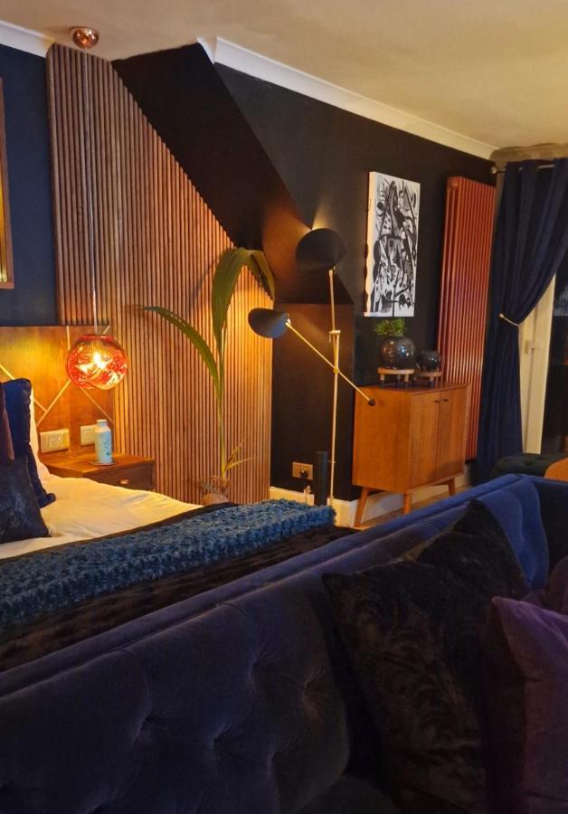 New Amazing The Black Wolf Suite The Grumpy Schnauzer B&B Airdrie Buitenkant foto