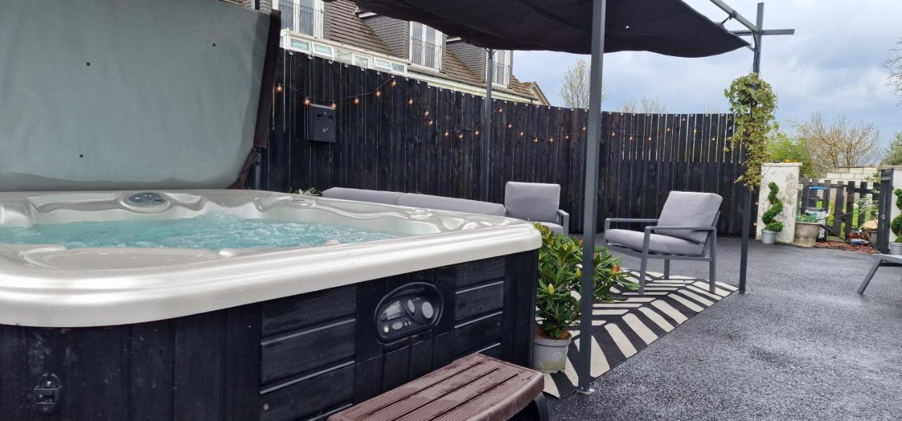 New Amazing The Black Wolf Suite The Grumpy Schnauzer B&B Airdrie Buitenkant foto